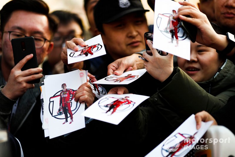 Tifosi di Charles Leclerc, Ferrari, con cartoline autografate