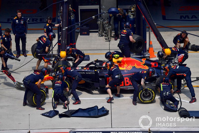 Pierre Gasly, Red Bull Racing RB15, dans les stands durant les essais