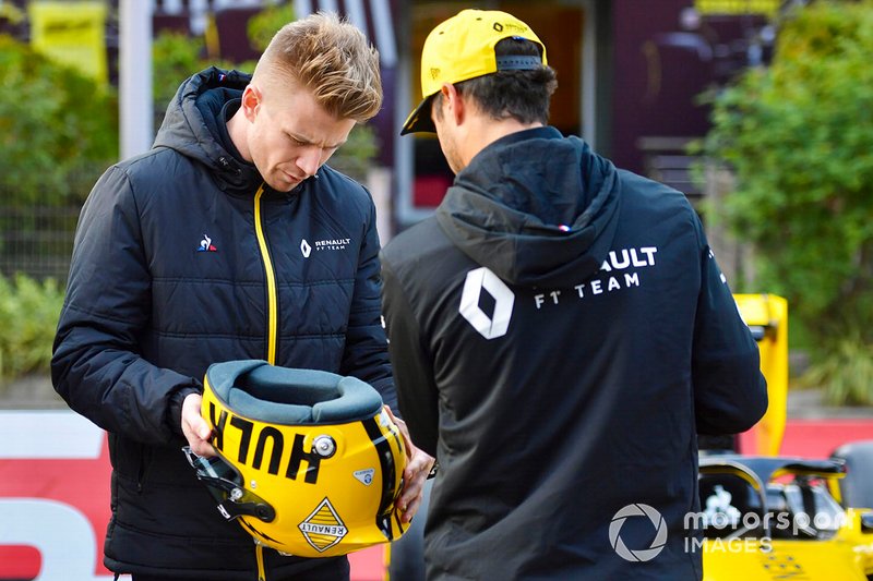 Daniel Ricciardo, Renault F1 Team, et Nico Hulkenberg, Renault F1 Team, regardent leurs casques