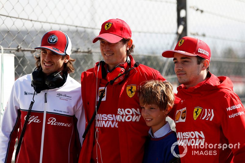 Antonio Giovinazzi, Alfa Romeo Racing, John Elkann, FIAT, su hijo y Charles Leclerc, Ferrari