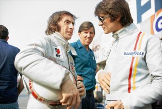 Jackie Stewart en François Cevert met teambaas Ken Tyrrell