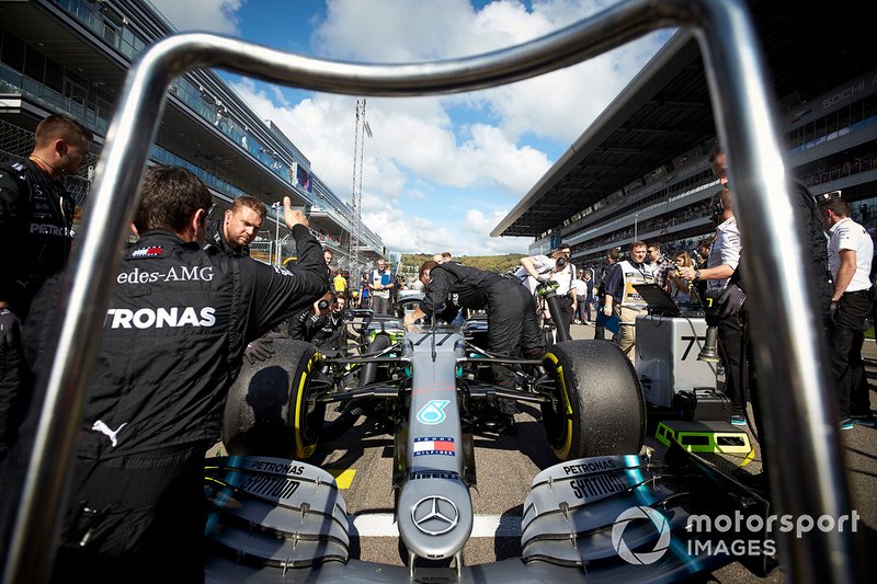 Valtteri Bottas, Mercedes AMG W10, sulla griglia