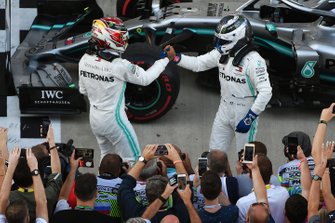 Lewis Hamilton, Mercedes AMG F1, ilk sıra, ve Valtteri Bottas, Mercedes AMG F1, ikinci sıra, Kapalı Park'ta seviniyor