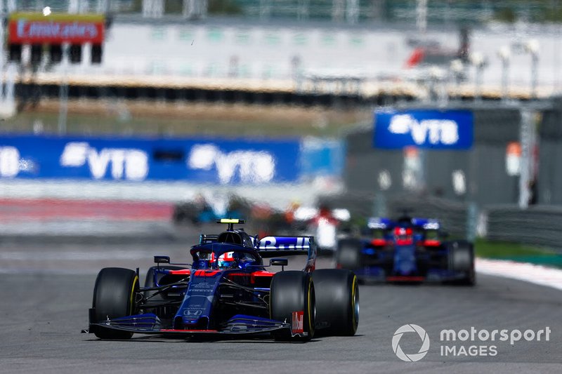 Pierre Gasly, Toro Rosso STR14, precede Daniil Kvyat, Toro Rosso STR14