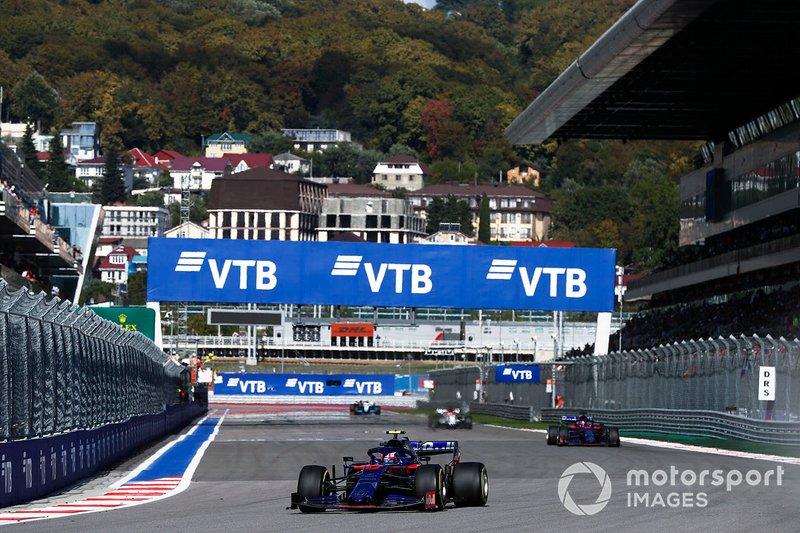 Pierre Gasly, Toro Rosso STR14, leads Daniil Kvyat, Toro Rosso STR14