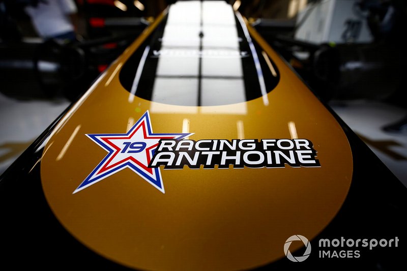 Una pegatina en homenaje a Anthoine Hubert en una nariz VF-19 de Haas F1 Team