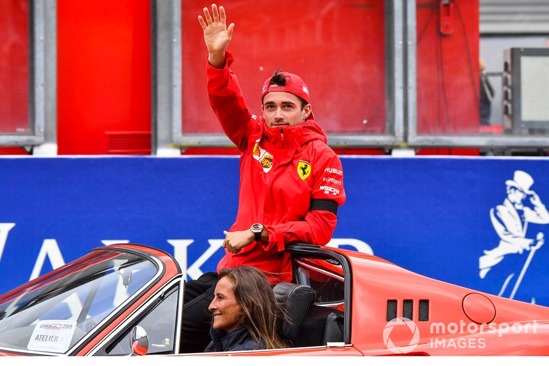 Charles Leclerc, Ferrari, en el desfile de pilotos