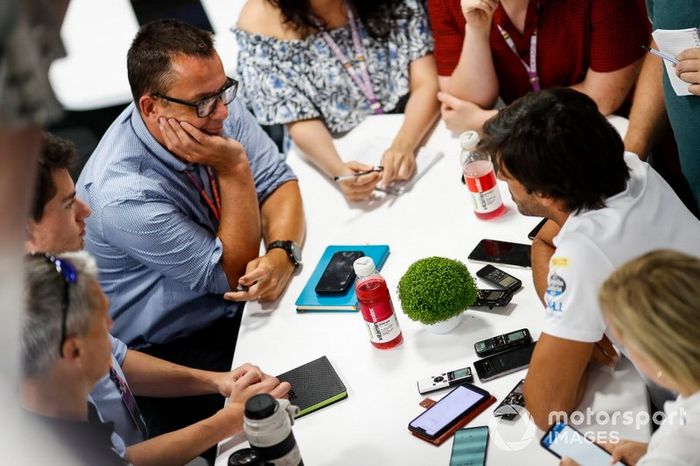 Carlos Sainz Jr., McLaren, con los medios