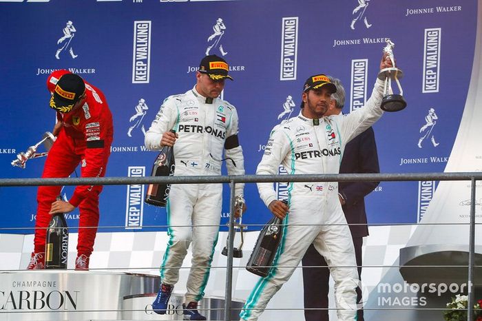 Lewis Hamilton, Mercedes AMG F1, secondo classificato, Valtteri Bottas, Mercedes AMG F1, terzo classificato, e Charles Leclerc, Ferrari, primo classificato, lascia il podio