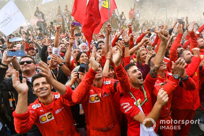 Staff da Ferrari celebra vitória de Leclerc