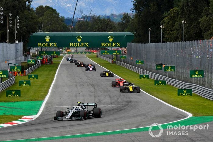 Valtteri Bottas, Mercedes AMG W10, lidera Nico Hulkenberg, Renault F1 Team R.S. 19, Sebastian Vettel, Ferrari SF90, y Daniel Ricciardo, Renault F1 Team R.S.19