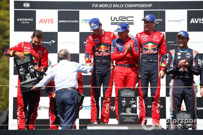 Podio: ganadores Sébastien Ogier, Julien Ingrassia, Citroën World Rally Team Citroen C3 WRC, segundos Esapekka Lappi, Janne Ferm, Citroën World Rally Team Citroen C3 WRC 