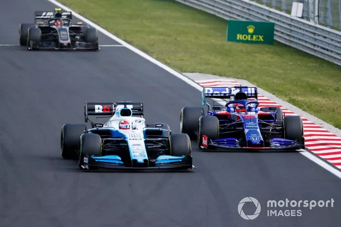 George Russell, Williams Racing FW42, lidera Daniil Kvyat, Toro Rosso STR14, y Kevin Magnussen, Haas F1 Team VF-19