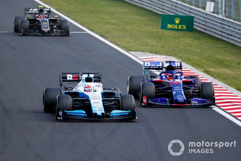 George Russell, Williams Racing FW42, precede Daniil Kvyat, Toro Rosso STR14, e Kevin Magnussen, Haas F1 Team VF-19