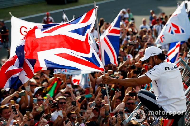 Ganador Lewis Hamilton, Mercedes AMG F1 celebra con los aficionados