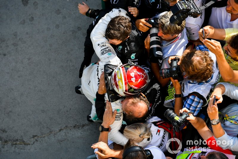 Lewis Hamilton, Mercedes AMG F1, 1ª posición, celebra con su equipo en el Parc Ferme