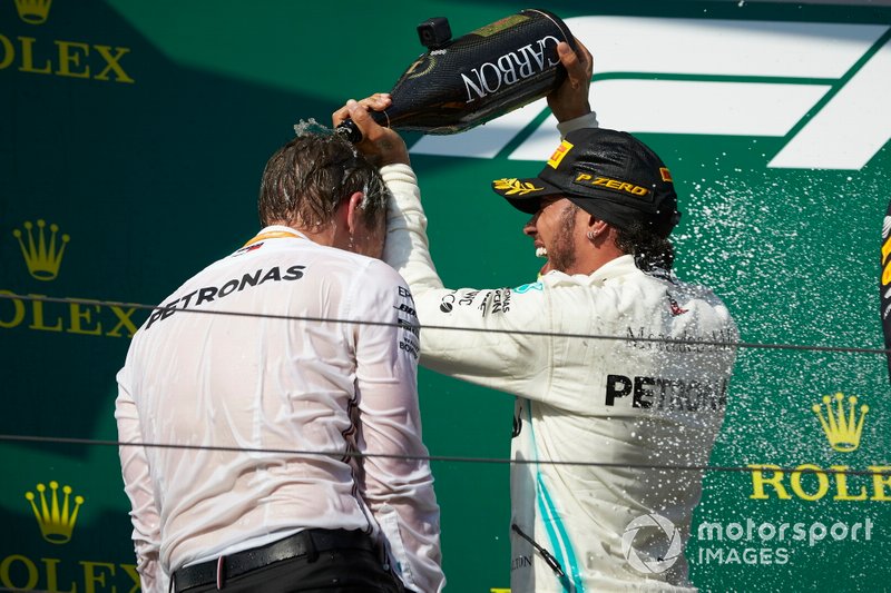 Il primo classificato Lewis Hamilton, Mercedes AMG F1, versa Champagne sul suo compagno di squadra sul podio