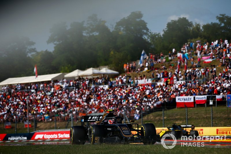 Kevin Magnussen, Haas F1 Team VF-19, Daniel Ricciardo, Renault F1 Team R.S.19