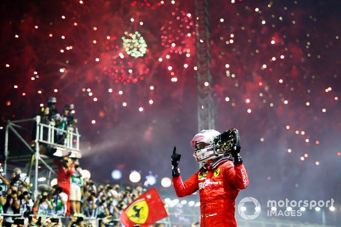 Il vincitore della gara Sebastian Vettel, Ferrari, festeggia nel parco chiuso