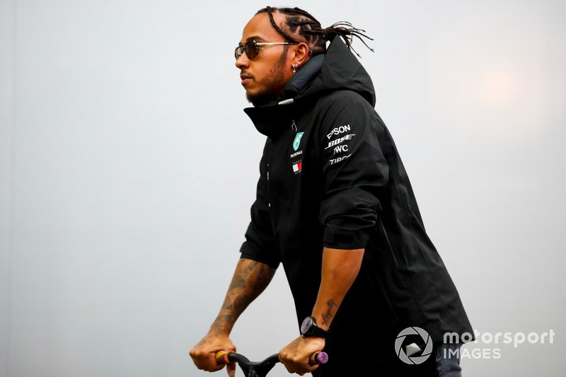 Lewis Hamilton, Mercedes AMG F1, de patinete