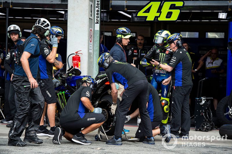 Valentino Rossi, Yamaha Factory Racing, habla con Galbusera