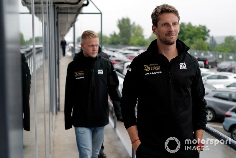 Romain Grosjean, Haas F1, et Kevin Magnussen, Haas F1