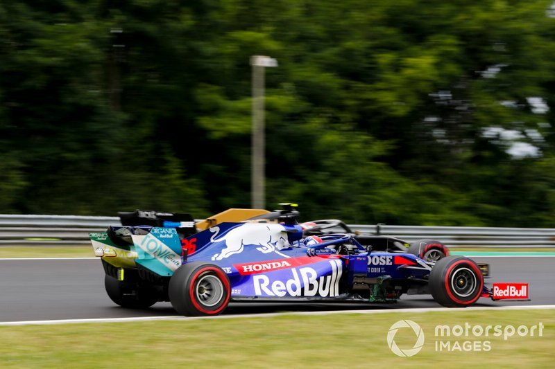 Daniil Kvyat, Toro Rosso STR14, passes Kevin Magnussen, Haas F1 Team VF-19