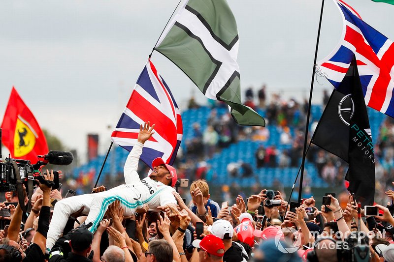 Il vincitore della gara Lewis Hamilton, Mercedes AMG F1, festeggia facendo crowd surfing