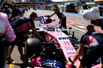 Sergio Perez, Racing Point RP19, mekanikerler aracı garaja itiyor