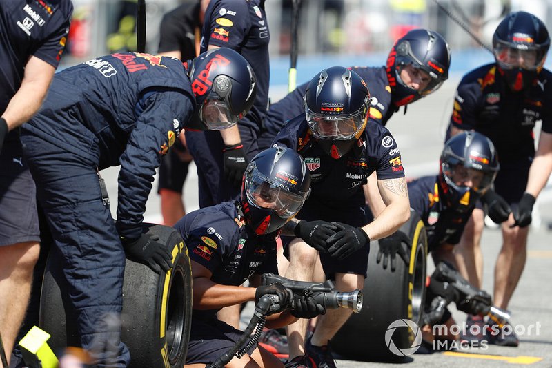 The Red Bull pit crew during practice