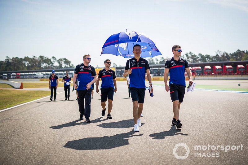 Alexander Albon, Toro Rosso fait un trackwalk avec ses mécaniciens
