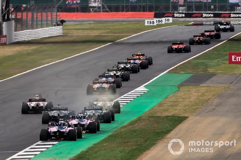 Na corrida da Inglaterra, Grosjean e Magnussen se tocaram novamente (foto), desta vez com consequências negativas