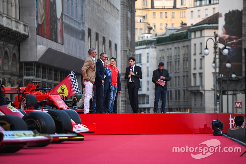 Maurizio Arrivabene, Stefano Domenicali, Jean Todt, e Mattia Binotto sul palco