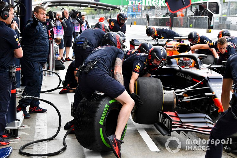 Max Verstappen, Red Bull Racing RB15, ai box