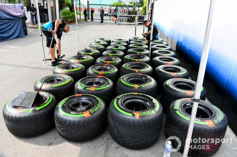 Williams Racing mechanic with Pirelli tyres