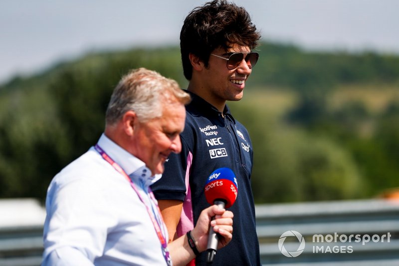 Lance Stroll, Racing Point, marche sur la piste avec Johnny Herbert, Sky TV