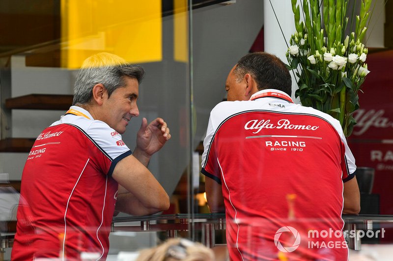 Frederic Vasseur, Team Principal, Alfa Romeo Racing, talks to a colleague