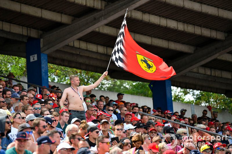 Un fan de Ferrari agite un drapeau