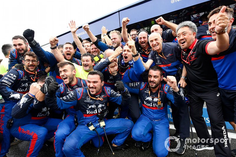 Tim Toro Rosso merayakan podium Daniil Kvyat, Toro Rosso