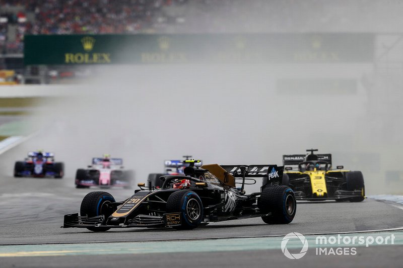 Kevin Magnussen, Haas F1 Team VF-19, precede Daniel Ricciardo, Renault F1 Team R.S.19