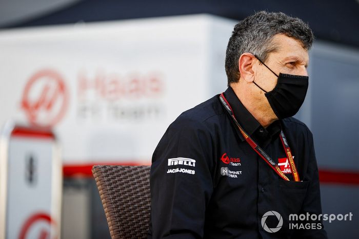 Guenther Steiner, director de Haas, habla ante los medios