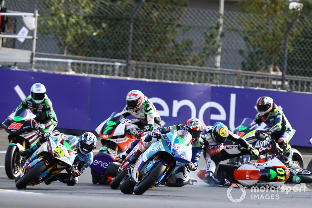 Restart zum MotoE-Rennen 2020 in Le Mans: Matteo Ferrari, Trentino Gresini MotoE, führt, Xavier Simeon, LCR E-Team, stürzt