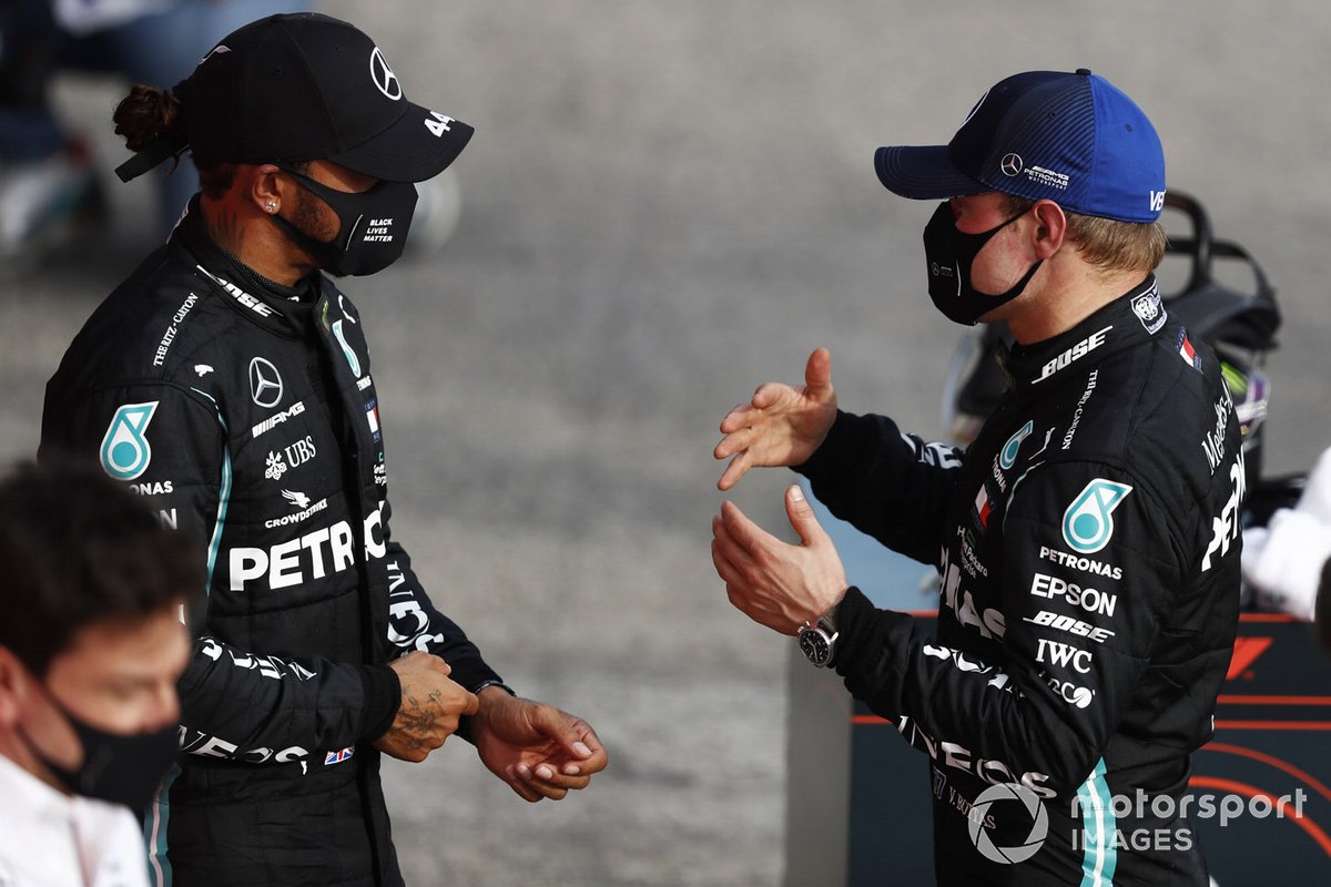 Lewis Hamilton, Mercedes-AMG F1, 1a posizione, e Valtteri Bottas, Mercedes-AMG F1, 2a posizione, parlano nel Parco Chiuso