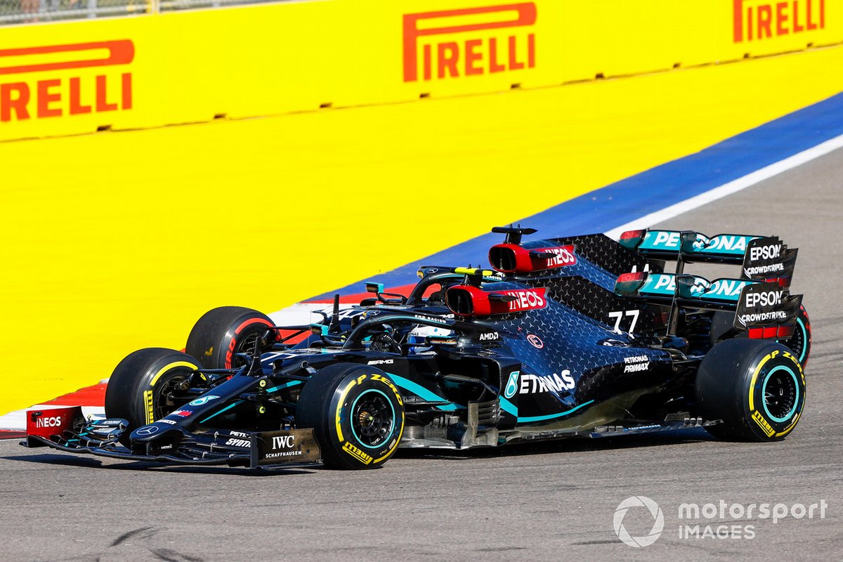 Lewis Hamilton, Mercedes F1 W11, e Valtteri Bottas, Mercedes F1 W11, ad inizio gara