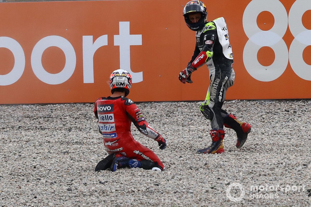 Andrea Dovizioso, Ducati Team de su caída y Johann Zarco, Avintia Racing