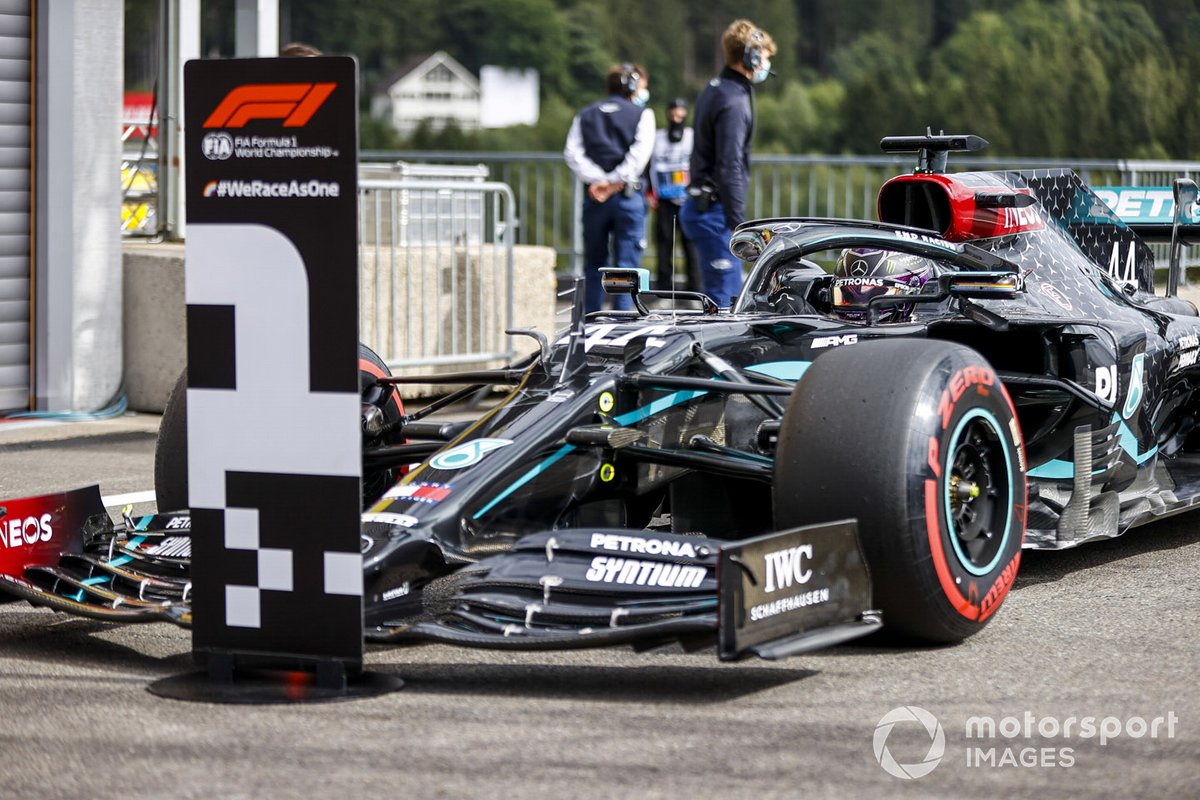 Ganador de la pole Lewis Hamilton, Mercedes F1 W11, llega a Parc Ferme
