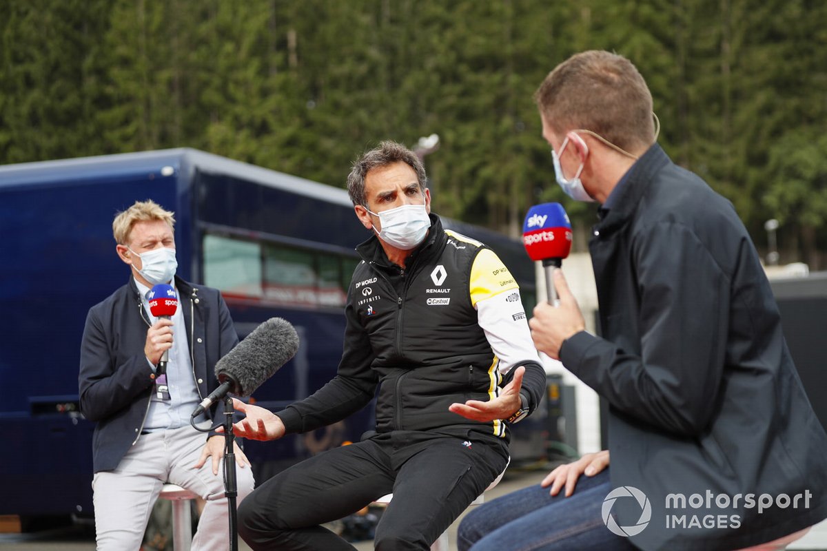 Сириль Абитбуль, управляющий директор Renault F1, с ведущими Sky F1
