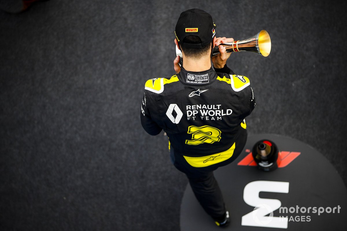 Daniel Ricciardo, Renault F1, 3rd position, kisses his trophy on the podium