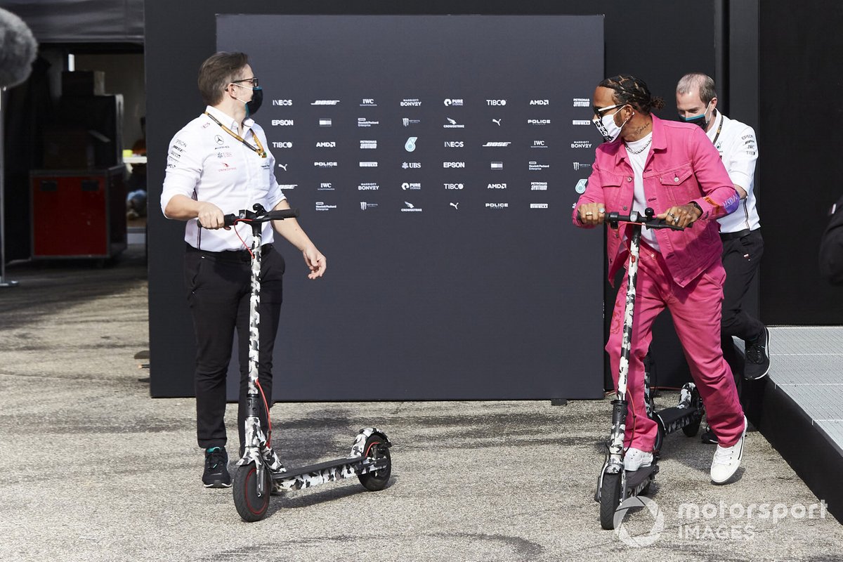 Lewis Hamilton, Mercedes-AMG F1, sur une trottinette