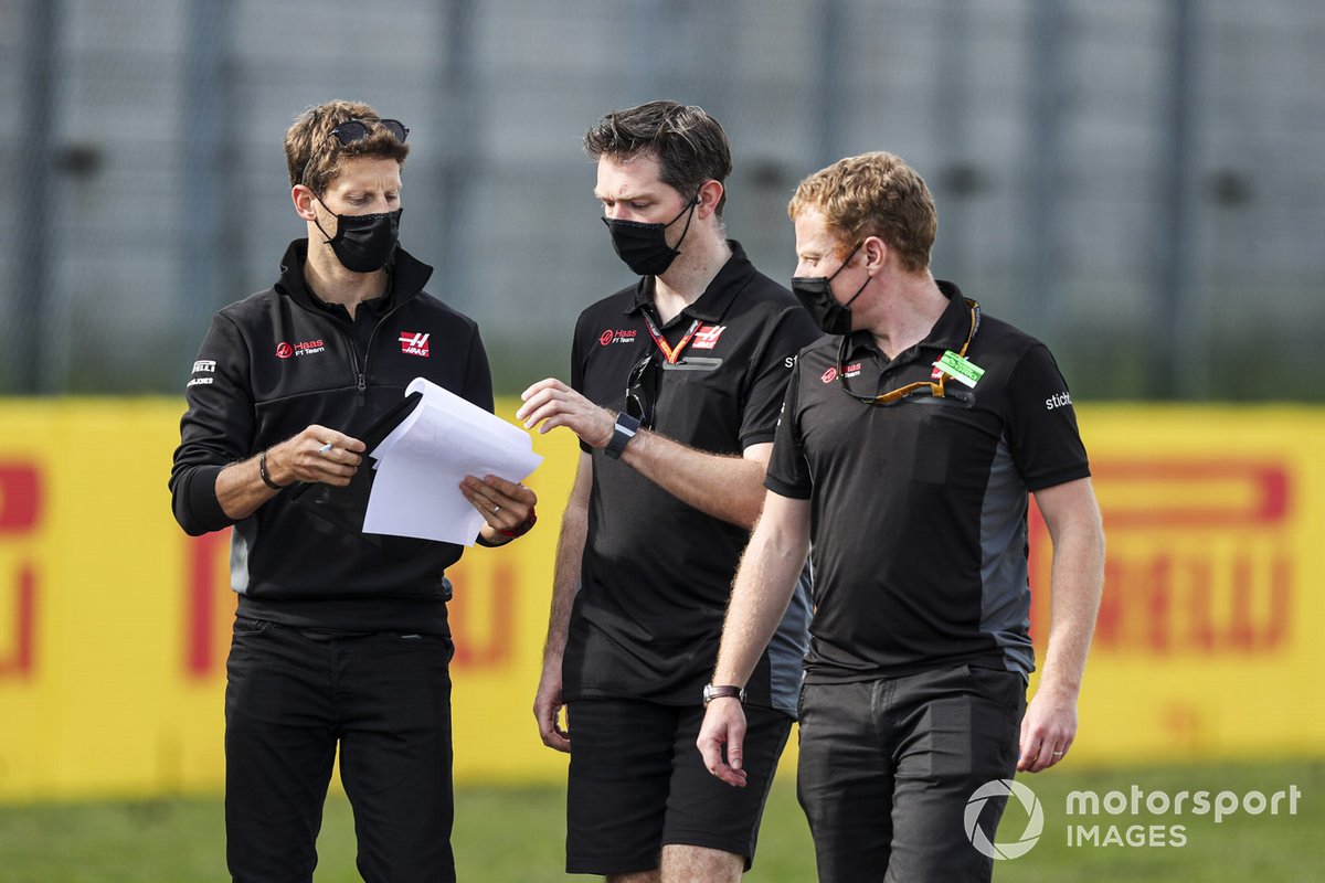 Romain Grosjean, Haas F1, percorre il circuito con i colleghi